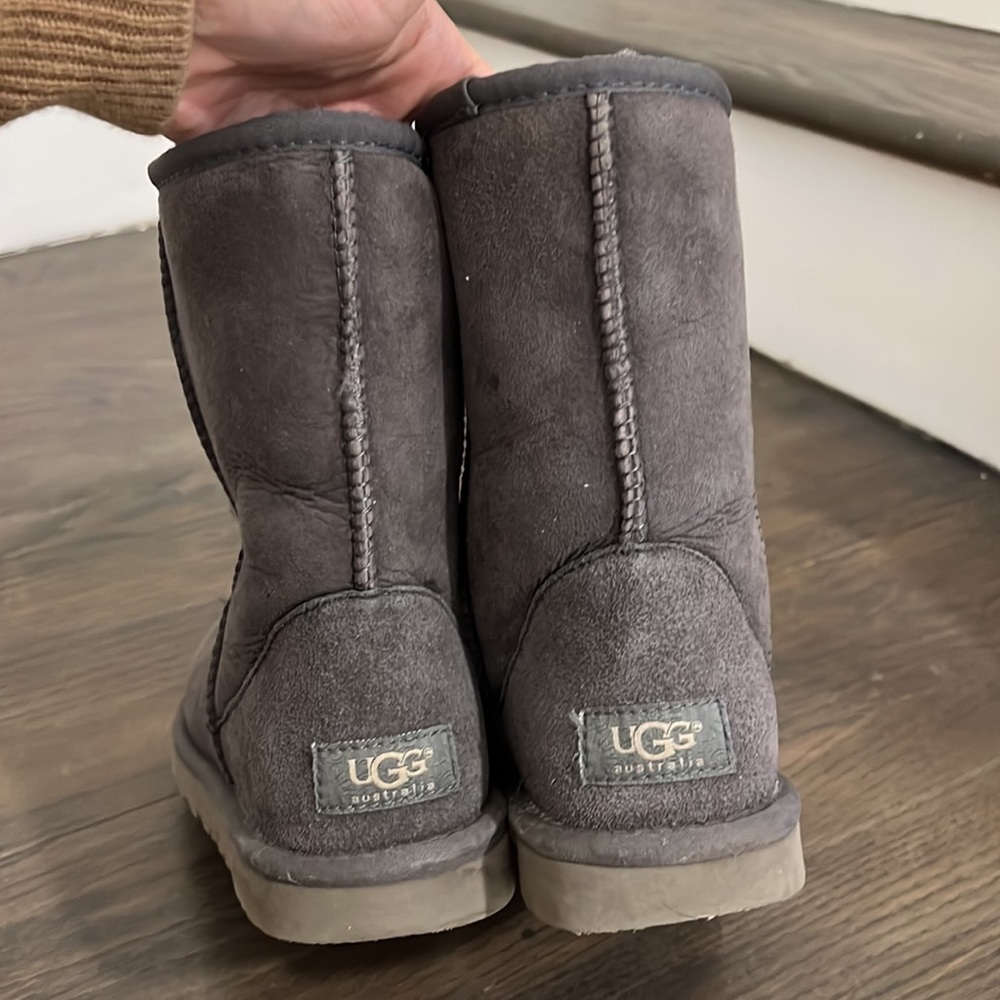 UGG - Picture 2 of 5